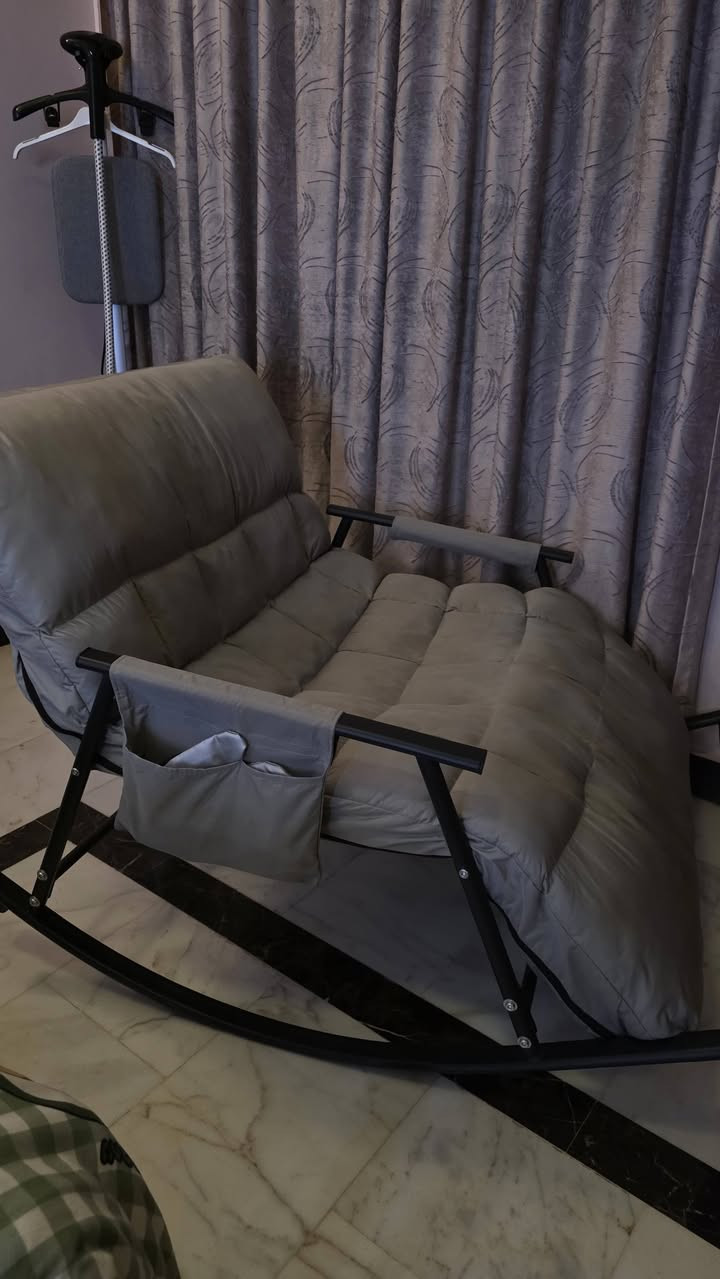 السلام عليكم
كرسي هزاز مستعمل نضيف حديد مو خشب يتحمل نفرين السعر 120 وبيه مجال 
العنوان: بغداد العامريه
هـ:***********
