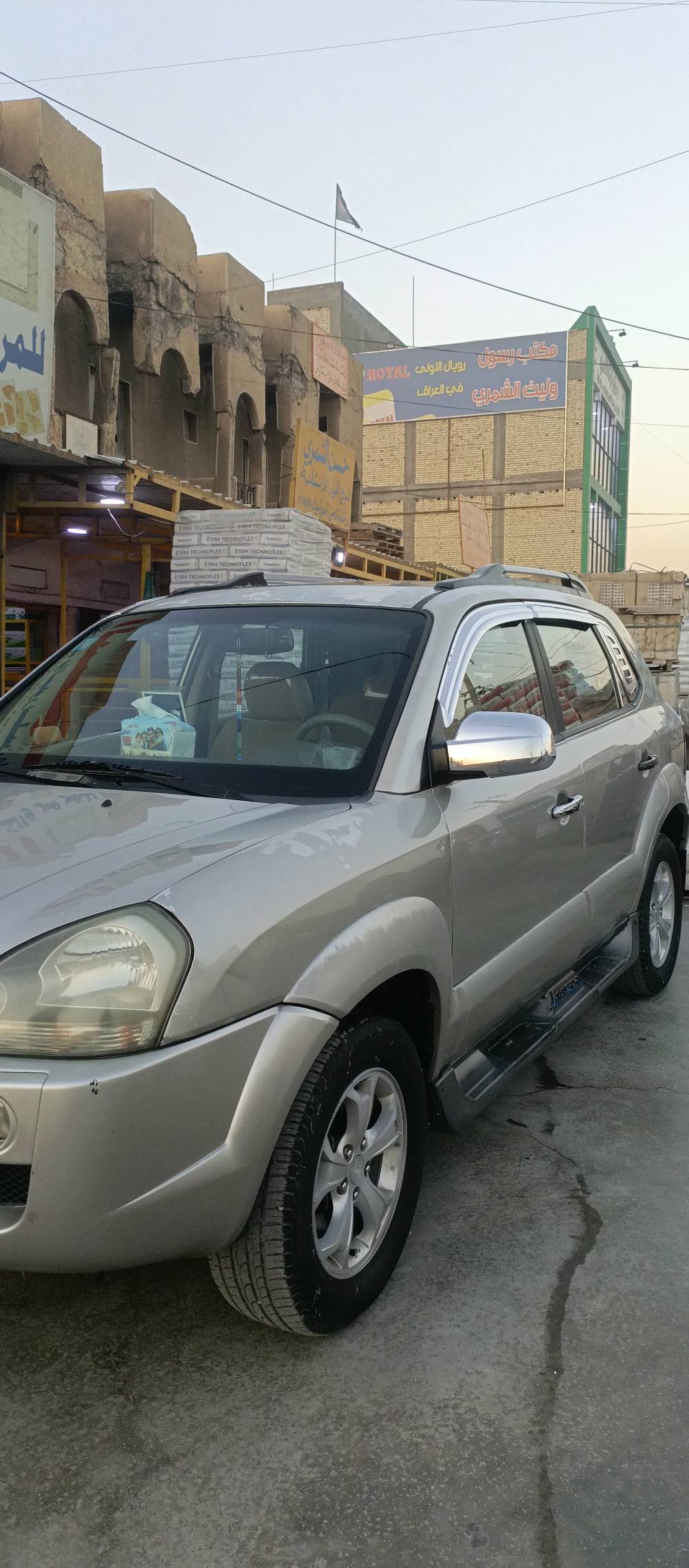 السلام عليكم
توكسان 2009وارد خليجي فتحه السياره خير من الله من صدر ومكينه وكير وكهربائيات كلها درجه اولى 
السياره مكفوله ما عده الجاملغ الامامي جهة السايق مصبوغ بدون معجون و السياره ماشيه ١٤٨ مال بيت 