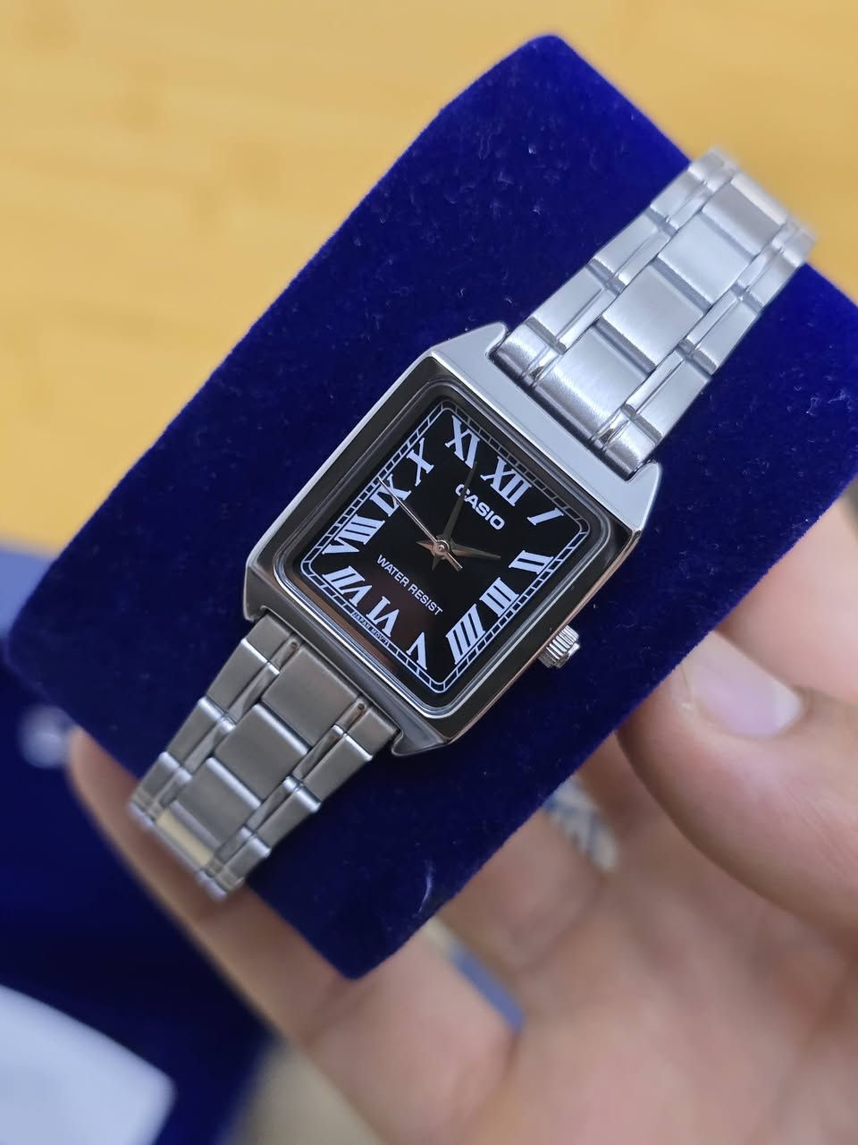 كاسيو نسائي 🌷
⬛ موديل:    LTP-V007D-7B     صنع في اليابان 

❗️أصلي ضمان دولي لمدة عامين من تاربخ الشراء 
✉️ شحن داخل العراق  
تواصل واتساب ***********☎️
⠀.........................................

⬛️ الحركة: كوارتز مصدر الطاقة وعمر البطارية
 التقريبي 3 سنوات على SR626SW
⬛️ سلسلة: LTP-V007D-7B
⬛️ سهولة الرؤية في الظلام
⬛️ تصميم كلاسيكي مميز
⬛️ السير: من الستانلس ستيل مشبك ثلاثي مطلي بالكروم الثابت 
⬛️ الزجاج: زجاج معدني مقاوم للخدوش 
⬛️ مقاوم للماء: ٣٠ متر كذالك مقاومة رذاذ الماء
⬛️ القطر:  ٢٢ ×٣١ ملم ارتفاع ٧ملم
⬛️ الوزن: ٥١ غرام
⬛️ الجنس: انثى
⭐️ الأكثر مبيعاً..... لا تشيل هم للسعر
🚫 لا نعمل بالكوبي والصيني والمقلد
