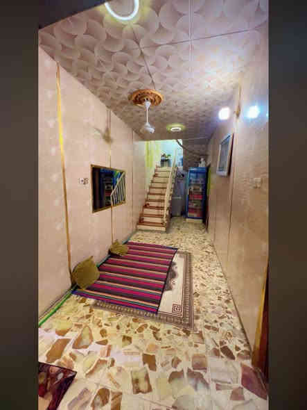 سلام عليكم نصف قطعه للبيع مساحه ٥٤ واقع حال (٩٦)م على ساحه واجهيه ٦ استقبال ٧م ومطبخ وصاله وغرفه وحمامين خارج وداخل والطابق الثاني غرفه ٩ أمتار على طول البيت للأستفسار
 ***********
العنوان مدينة الصدر قطاع ٥٥ أ قريب على سوق الوحيلات
