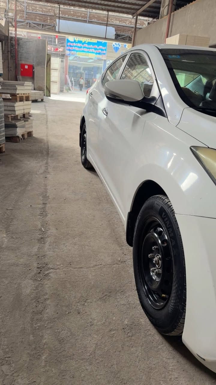 السلام عليكم 
النترا 14 خليجي فول عدا البصمة سياره بدون صبغ فقط بارد مكانات كد اصبع فقط فتحة سقف مري شفط تخم تاير وويل جديد السياره بانزين غاز بااسمي
مكينه 1800 دوش بدون دوانز السياره خير من الله رقم بغداد الجديد بسمي
***********
سعر 115 او مرواس بحديث حسب القناعة
