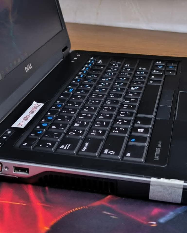 كور فايف من ذوات الجيل الرابع  و رام 8  كيكا قابل للتطوير مع هادر 256ssd ssd كيكا و كارت شاشه ٤ كيكا متصل م و بحجم الشاشة ١٤ انج سلم.   
                                          Dell Latitude 6400♦️ 
                                             Core i5 - gen 4M♦️
    كور فايف جيل الرابع
                                          Ram: 8 GB - DDR3♦️
رام 8  كيكا نوع DDR3. قابل للتطوير 
                               Hard Disk: 256 GB - SSD♦️
هارد 256 كيكا ssd .  قابل للتطوير 
                      كيكا4 GB Intel (R) HD Graphics
كارت شاشة داخلي 4  كيكا قابل للتطوير 
حجم الشاشة كبير 14  انج
تحتوي على سيدي CD 
كيبورد اللابتوب ضوئي ليزري ( انكليزي -  عربي)
بسعر مناسب جدا 
١٦٠ الف 
شرط النظافة و الضمان لمده شهر


**إذا كنت صاحب هذا الإعلان وتريد حذفه لأي سبب، رجاءا أرسل رسالة إلى الدعم الفني**