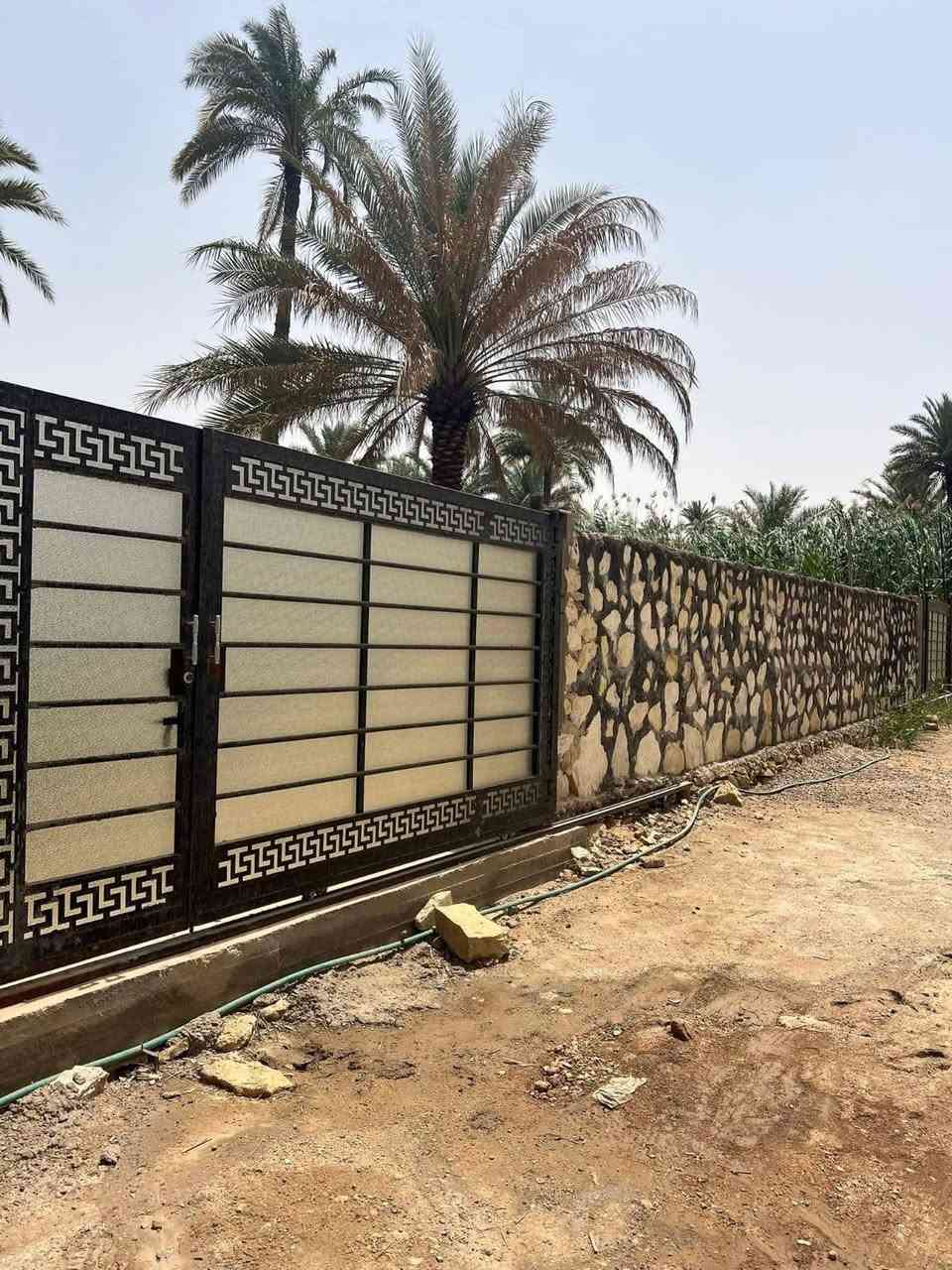 قطعه ارض  بمساحة 800متر سند 25 اقرار محكمه بسعر 150قابل للتفاوض ---العنوان كربلاء طريق بغداد عمود 54 قرب جامعة الزهراء شارع العميشيه والطريق الثاني شارع السيده زينب القنطره البيضاء  ودخولا الى شارع العميشيه للاستفسار ***********
