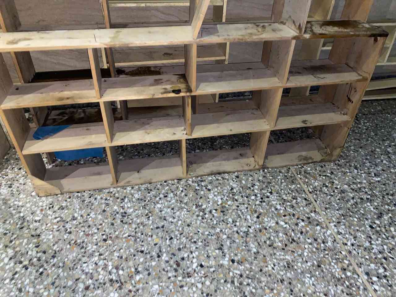السلام عليكم رفوف للبيع السر مناسب المكان بغداد الدوره الرقم ***********
