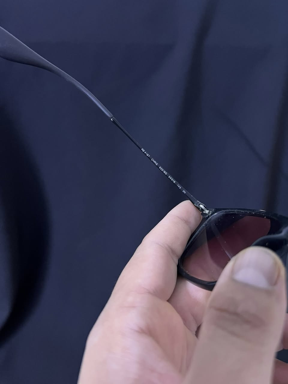 Ray-Ban

عدسات داكنة (غالباً رمادية أو خضراء كلاسيكية)، وهي توفر تغطية واسعة وحماية كاملة من أشعة الشمس.
• العلامة: شعار Ray-Ban الصغير واضح باللون الأبيض


**إذا كنت صاحب هذا الإعلان وتريد حذفه لأي سبب، رجاءا أرسل رسالة إلى الدعم الفني**