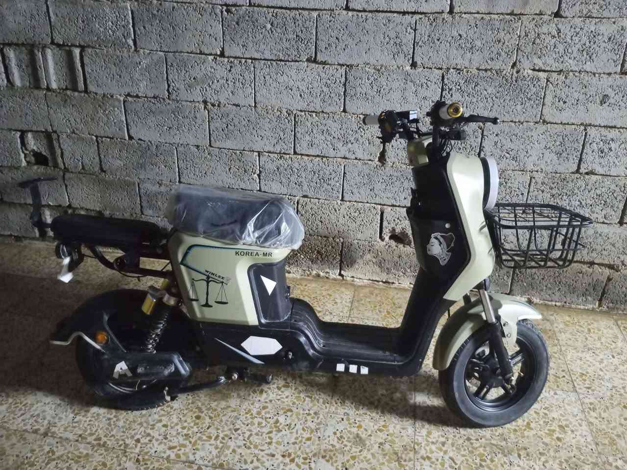 السلام عليكم دراجة شحن مستخدمة شهر ونص نظيفة سعرها 380وبيها مجال مكاني ديالى بعقوبة الاتصال ***********
