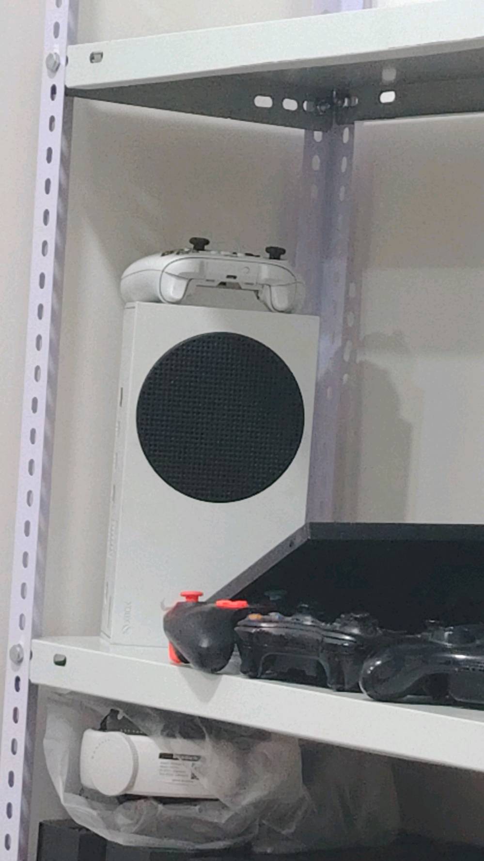 اكس بوكس سريس اس كامل 
شنو موديل الجهاز بالتحديد؟: 
21
أكو ضمان على الجهاز؟: 
ضمان شهر من عدا الكهرباء وسوء الاستخدام 
أكو ألعاب أو حسابات تشمل الجهاز؟: 
بداخله حساب والعاب
وين موقعك بالعراق؟: 
نجف كوفه حي كندة 
شنو طريقة الدفع اللي تقبلها؟: 
ماستر و زين كاش 