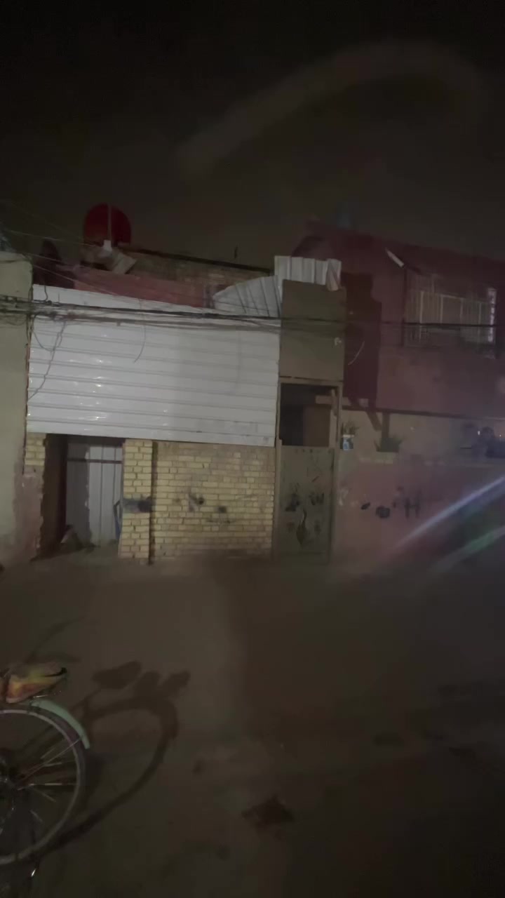 يوجد بيت 100متر طابقين على شارعين شارع أفران الضياء او يىدي على شارع الغربي سعر البيت 66 بي مجال للستفسار التصال ***********
