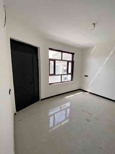 #للبيع 🛑🛑🛑
دار بمساحة  100م طابقين واجهه 6 وربع ونزال 16 
محتوياتة: 3 غرف نوم + أستقبال + مطبخ +2 صحيات 
حديث فول مواصفات من الداخل 
جميع الخدمات موجودة ماء+ كهرباء+ مجاري+ تبليط
 عرض الشارع 10 متر
السعر مناسب 🔥🔥
 العنوان 📍: الدورة / حي دجلة النسيم 
للاستفسار والتواصل: *********** او ***********
