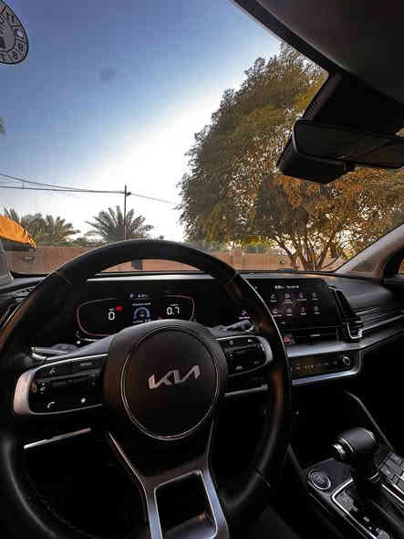محرك بنزين 4 سلندر سعة 2.5 لتر بـ حقن مباشر (GDI) ينتج حوالى 187 حصان عند 6100 دورة/دقيقة، وعزم دوران حوالي 178 رطل-قدم (~241 نيوتن-متر) عند ~4000 دورة/دقيقة.  ￼
 • ناقل حركة أوتوماتيك بـ 8 سرعات.  ￼
نظام دفع AWD

مقاعد أمامية قابلة للتعديل كهربائياً للسائق، مع دعامة لأسفل الظهر

تكييف هوائي أوتوماتيكي مزدوج المنطقة (
شاشة معلومات وترفيه كبيرة بحجم 12.3 بوصة تقريباً مع نظام ملاحة وخدمات Kia Connect.

اتصال Apple CarPlay وAndroid Auto للموبايل.

منافذ شحن USB-C في الأمام (و/أو الخلف)

دخول وتشغيل بدون مفتاح

ميزات أمان ومساعدة للسائق مثل تنبيه النقطة العمياء (Blind-Spot Detection)، وتنبيه عبور

مقاعد أمامية مُدفّأة.  ￼
 • مقاعد خلفية مع منافذ شحن أو مقاعد قابلة للطي وخيارات تخزين موسّعة.  ￼
 • عجلة قيادة مُدفّأة سعر 200 بيهه مجال قليل ***********
