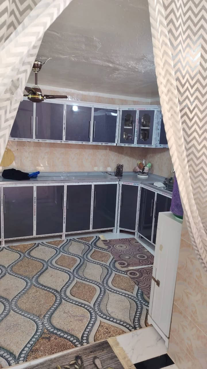 شقه للبيع تحتوي ع غرفتين نوم وصاله ومطبخ وصحيات غربي وشرقي وحمام
+964 771 503 6499
