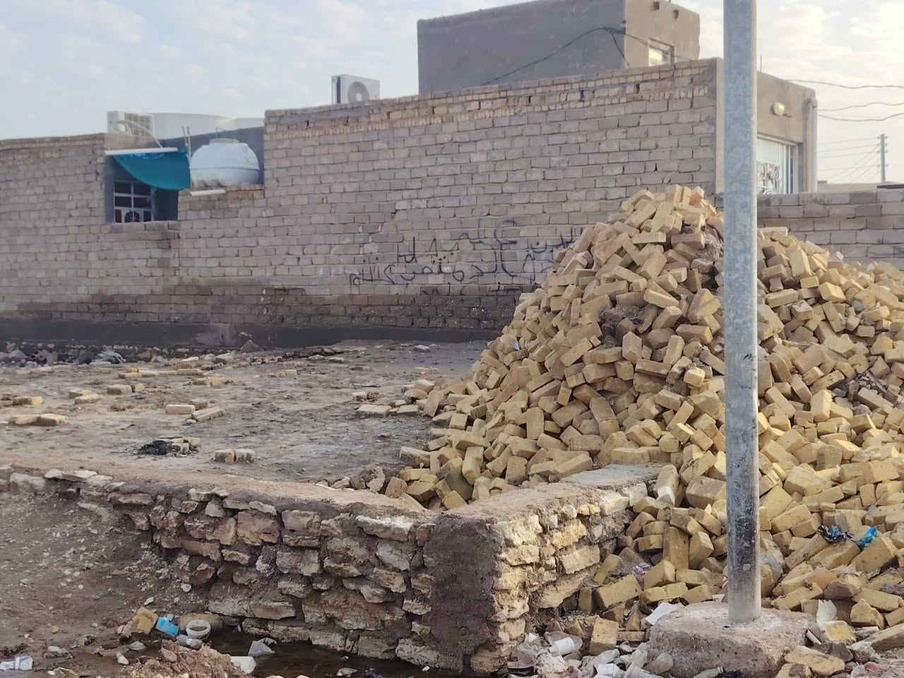 سلام عليكم قطعه 200 متر طابوك 3 سيارات 100 متر مبنيه اساس ولباقي قطعه مدفونه قطعتين عن الطابو ام العصافير البيت الابيض ورانه طابو *********** بيع مستعجل مناسبه
