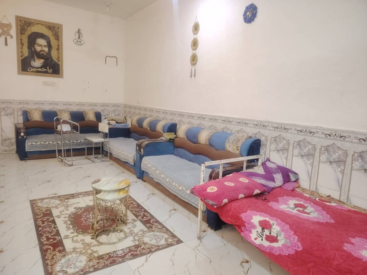 من رخصت الادمن المحترم بيت 200متر 3نوم صاله مطبخ استقبال مخزن موقع حلو بدايه قطع حجيه نوفه اول فرع مجاور حي المصطفى السعر ب90 وبي مجال *********** او

