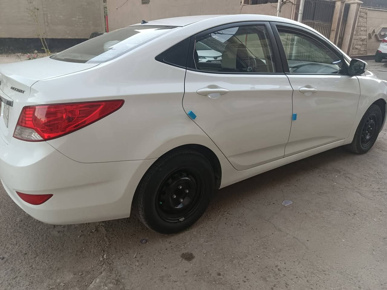 اكسنت 2012 محرك 1600 دوش فول مواصفات (بلو) تحكمات جهتين كامرة فتحه ٣ تجوات السونار مرفق بالصور السعر ٨٤ وبيها مجال للطيبين لان مستعجل على بيعتها ***********
