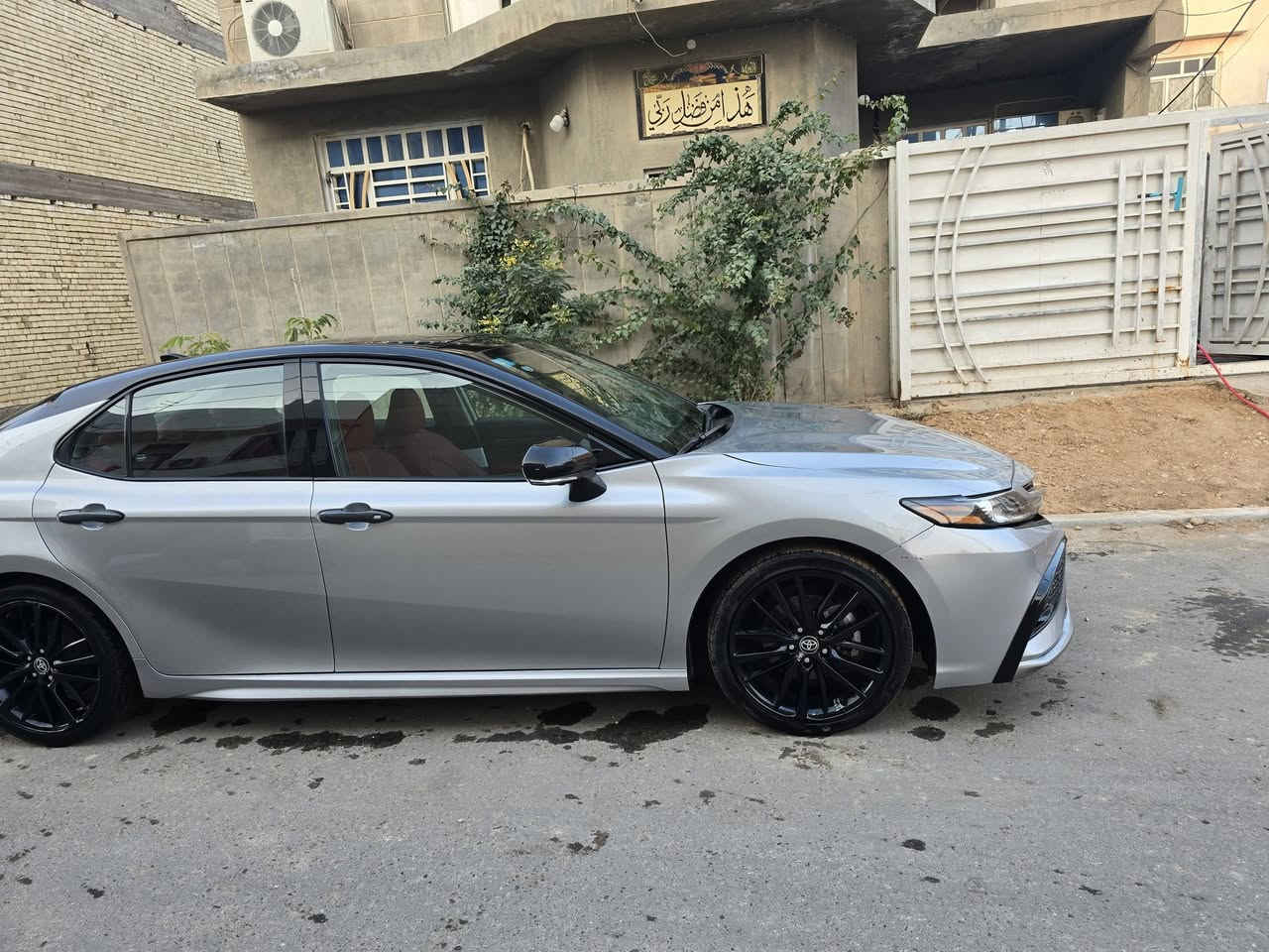 ‏2024 𝐓𝐎𝐘𝐎𝐓𝐀 𝐂𝐀𝐌𝐑𝐘
تويوتا كامري (XSE) تو كلر 
اللون : سلفر
عداد المسافة :24 الف
حجم المحرك : 2.5L ( 4.سلندر )
المواصفات : 𝐗𝐒𝐄 AWD
حساسات امامي خلفي
اربع كامرات  360°
بنوراما
ابواب  بصمة
بصمه تشغيل
تبريد قطعتين
شاشه عرض على الزجاج الامامي
تشغيل عن بعد (𝐑𝐄𝐌𝐎𝐓𝐄 𝐒𝐓𝐀𝐑𝐓)
شاشة  كبير
ويل 19 
هاند بريك بصمة
اوتو هولد (𝐀𝐔𝐓𝐎 𝐇𝐎𝐋𝐃)
اوتو ستارت (𝐀𝐔𝐓𝐎 𝐒𝐓𝐀𝐑𝐓)
اوتو ستوب (𝐀𝐔𝐓𝐎 𝐒𝐓𝐎𝐏)
رادار امامي (تحديد مسار)
‏‎رادار جانبي (نقاط عمياء)
مانع انزلاق+𝐀𝐁𝐒
3 انظمة قياده (𝐄𝐂𝐎) (𝐍𝐎𝐑𝐌𝐀𝐋)(𝐒𝐏𝐎𝐑𝐓) شفتات استيرن
كشنات جلد احمر 
تحكم كشنات كهربائي
تدفئه تبريد كشنات
لايتات (𝐋𝐄𝐃) عدسة زينون
كشافات 
ترحيب بلادي بالدواسات 
اضائه ترحيب داخلي عند الاقتراب من السياره
شاحن وايرلس
مثبت سرعه تفاعلي قيادة اليه 
رقم بغداد مميز 55110
حادث السياره جاملغ خلفي وصندوق موضح بالصور
نقص السياره فقط ربط الرادار الخلفي والحساسات الخلفيه موجودات اصلي وكاله
مكان السياره كربلاء - بغداد
ملاحظه : الستيرن لايباع مع السياره السعر250 وبي مجال للاستفسار ***********
