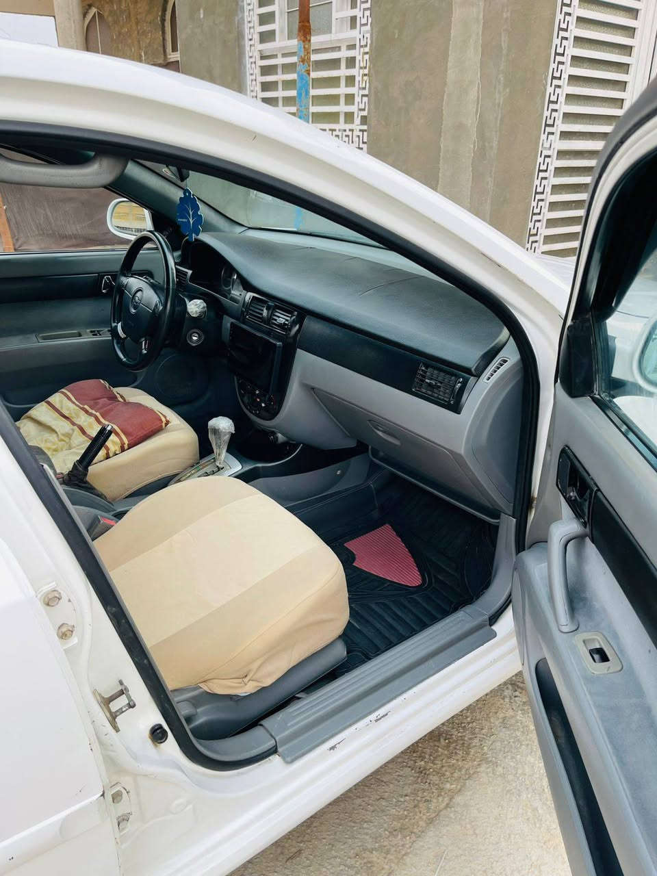 السلام عليكم اوبتر موديل2006خليجي كير اوتماتيك السياره جديده مال جناي ومابيه اي نقص حدادي وكير ومكينه جديد رقم بابل مشروع وطني السعر 62 المكان بابل الاتصال ***********
