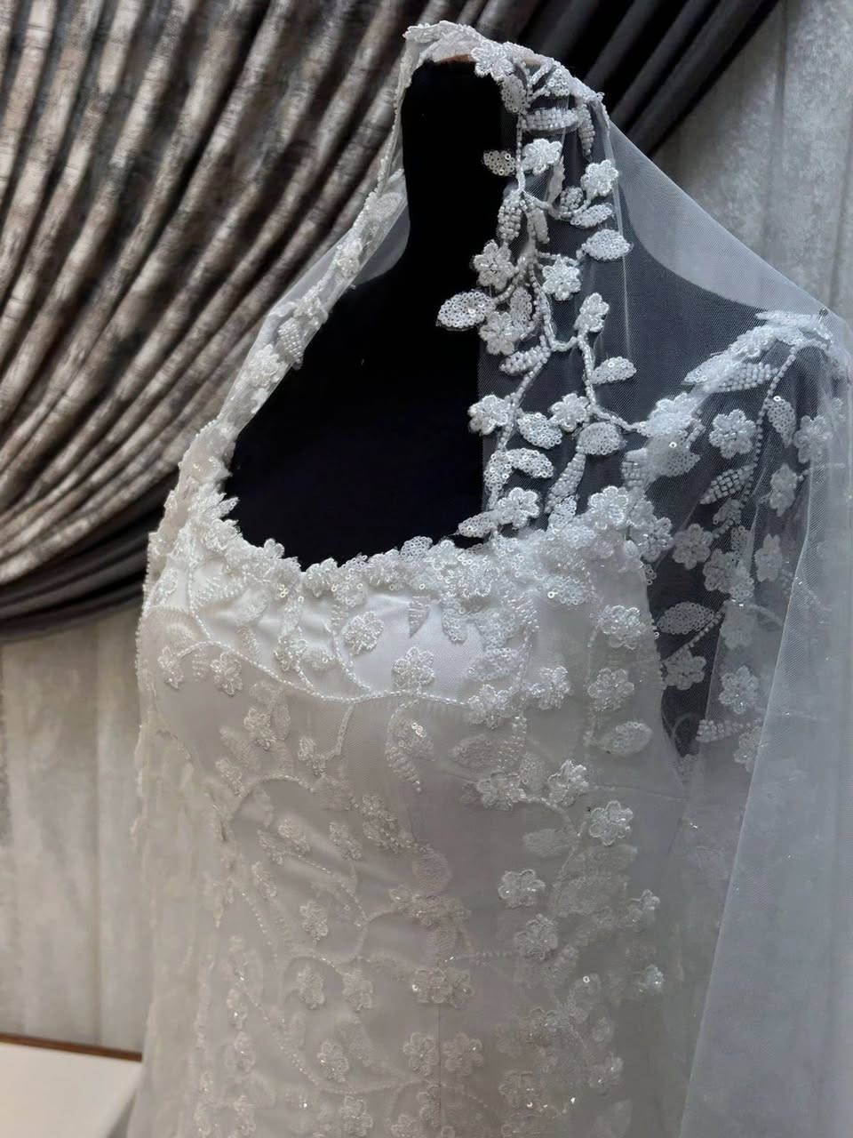 السلام عليكم بنات 
فستان عرسي للبيع صارلة شهر واحد من كمل. سوولياه تفصال على الطلب كله شغل يدوي على الصدر و الردان و الطرحة و بي كورسيه داخلي كلش ينحت البطن و الخصر . يلبس قياس ٤٢/٤٤ و بي قياطين من وره يتكبر و يتصغر.
مغسول و مكوي و متعطر و يوصل ويه الطرحة مالته 
رايدته ب٩٥٠ الف و بيه مجال بسيط
الي يعجبها تستفسر او تحجزه تراسلني خاص


**إذا كنت صاحب هذا الإعلان وتريد حذفه لأي سبب، رجاءا أرسل رسالة إلى الدعم الفني**