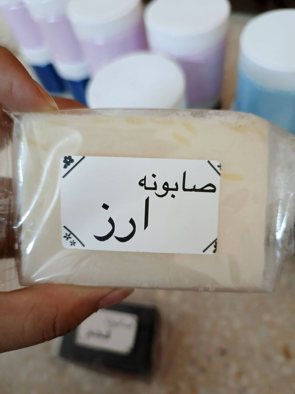 صابون طبيعي – عناية نقية من الطبيعة لبشرتك ✨سعر قطعه 5 الف 
دللي بشرتك بصابون طبيعي غني بالمكونات المغذية التي تنظف بلطف وتمنح البشرة نعومة وانتعاشاً يدومان طوال اليوم 🌿
💚 ينظف البشرة بعمق دون أن يسبب جفافاً
💚 يساعد على ترطيب وتنعيم البشرة
💚 يمنح إحساساً بالنظافة والراحة
💚 مناسب للاستخدام اليومي
🌸 لأن بشرتك تستحق عناية طبيعية ولمسة من النعومة في كل غسلة.


**إذا كنت صاحب هذا الإعلان وتريد حذفه لأي سبب، رجاءا أرسل رسالة إلى الدعم الفني**
