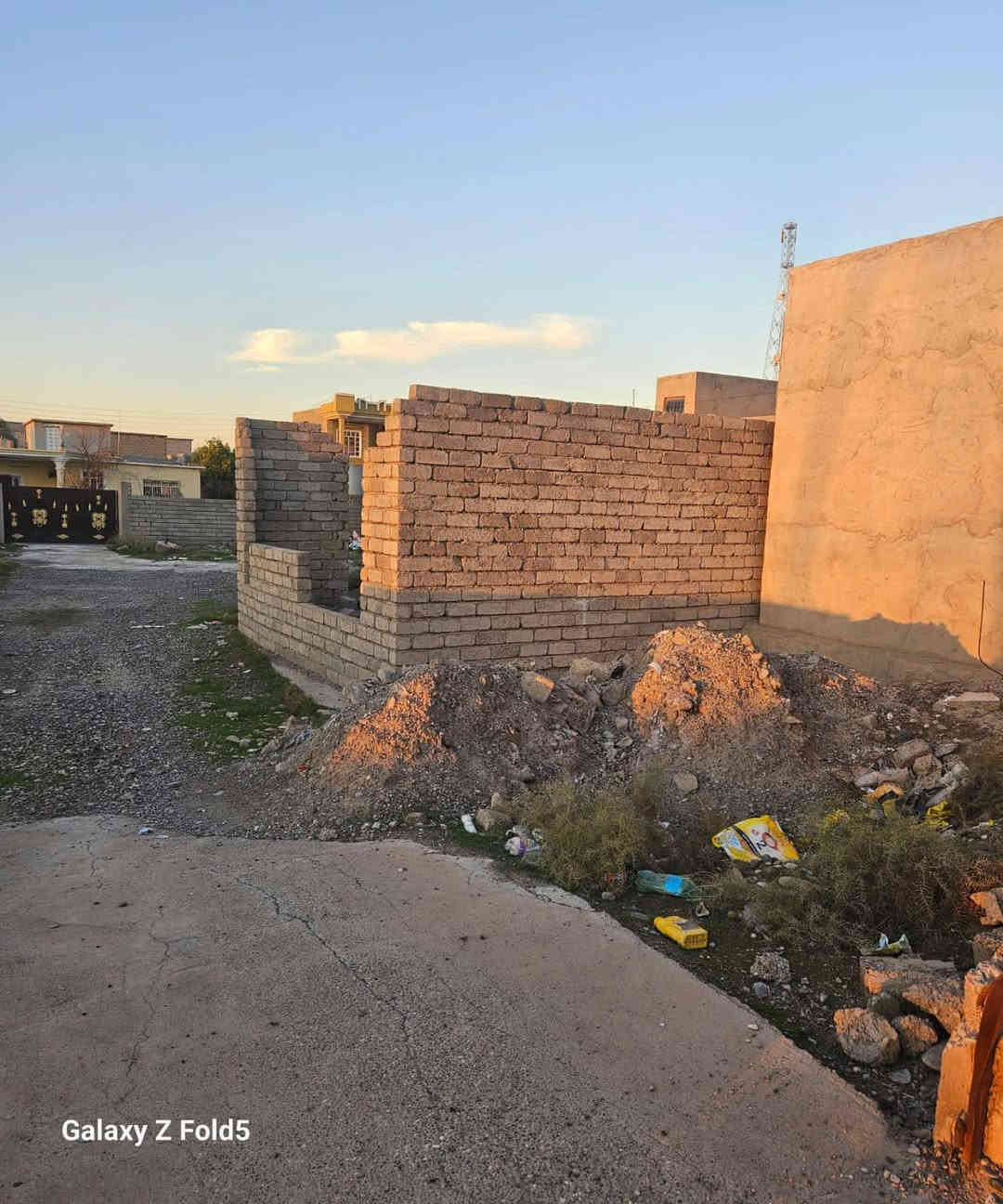 السلام عليكم ارض مع دار للبيع جاهز للسكن الموقع السده من جهة بعاجة  مساحة 1500 متر
الدار غرفتين وهول وربعه ومطبخ وصحيات داخليه وخارجيه ومخزن عدد2
السعر 75 
الستفسار
***********
***********
