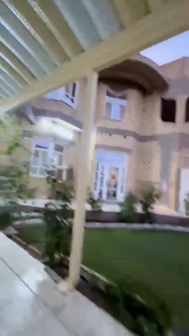 🛑 فرصة استثمارية وسكنية مميزة جداً للبيع 🛑
​بيت بمواصفات ملكية – يصلح للسكن أو كـ (مدرسة أهلية / روضة نموذجية)
​الموقع: [اضغط هنا لإضافة المنطقة، مثلاً: الرمادي / الخالدية]
المساحة الكلية: 800 متر مربع
مساحة البناء: 600 متر مربع
​📐 التفاصيل والمواصفات الداخلية:
​الارتفاع: تم بناء البيت بارتفاع ملكي مميز يبلغ 4 أمتار، مما يوفر تهوية ممتازة وشعوراً بالفخامة والسعة.
​غرف النوم: يضم البيت 6 غرف نوم واسعة (من ضمنها غرفة نظام سويت متكاملة).
​الصالات: يحتوي على 3 صالات واسعة ومفتوحة، مثالية للاستقبال أو لتوزيع الصفوف والإدارة في حال تحويله لمنشأة تعليمية.
​المطابخ:
​مطبخ داخلي بنظام حديث (حار + بارد).
​مطبخ خارجي إضافي جاهز للاستخدام.
​👑 المضيف (ديوان الاستقبال):
​المساحة: 140 متر مربع (مبني ضمن المساحة الكلية للبيت) يتميز بالرحابة والفخامة.
​المرافق التابعة للمضيف: يحتوي على 3 حمامات خاصة ومعزولة لخدمة الضيوف.
​🚽 المرافق الصحية الإضافية:
​حمام داخلي متكامل لخدمة أهل البيت.
​حمام خارجي إضافي في باحة المنزل.
​✨ لماذا يعتبر هذا العقار لقطة حقيقية؟
​تصميم مرن: المساحات الكبيرة وتوزيع الغرف والصالات يجعل العقار مثالياً جداً لتأسيس مدرسة أهلية أو روضة أطفال لسهولة حركة الطلاب وتوزيع الإدارة والصفوف.
​مساحة واسعة: باحة خارجية ومطابخ معزولة تمنحك الخصوصية والراحة الكاملة.
​تشطيب بارتفاع مميز (4م): يمنح العقار هيبة وفخامة من الداخل والخارج.
​📞 للاستفسار ولمزيد من التفاصيل أو لمعاينة العقار على أرض الواقع:
​المكتب: مكتب إمتلاك للعقارات والمقاولات العامة
​رقم الهاتف: ***********
​أو تواصلوا معنا عبر رسائل الصفحة مباشرة.
​نلبي طموحكم في اختيار العقار الأفضل دائماً

