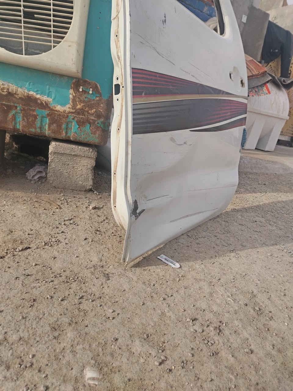 سلام عليكم  باب عكس السايق للبيع  بي بس هاي الطخه باب بلادي مال الشركه لا بيه صبغ ولا شي بس هاي الطخه مكان كوت الاستفسار اتصل عله رقم ***********
