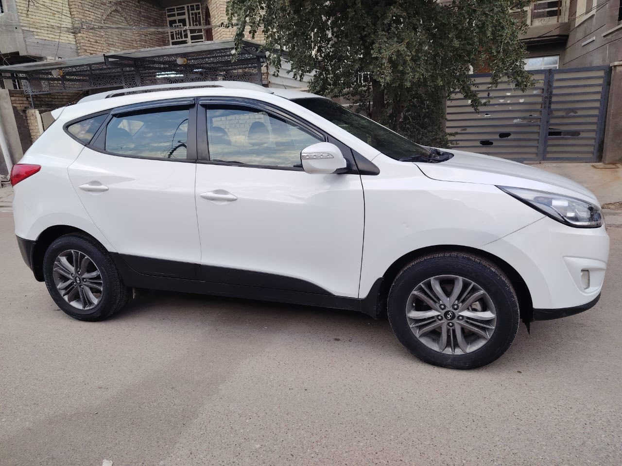 توكسان للبيع موديل ٢٠١٥ خليجي سياره مكفوله من الحادث بيها صبغ قماره اثر حالوب خفيف دواخل كفاله لغود وشواصي وحوض كله مكفول السياره جديده ع وضع الشركه محرك دوش مكفول من الفتح والكير كفاله كهربائيات تبريد تدفىه كل ع وضع الشوكه السعر ١٢٥ قفل مكان السياره بغداد البلديات ***********
