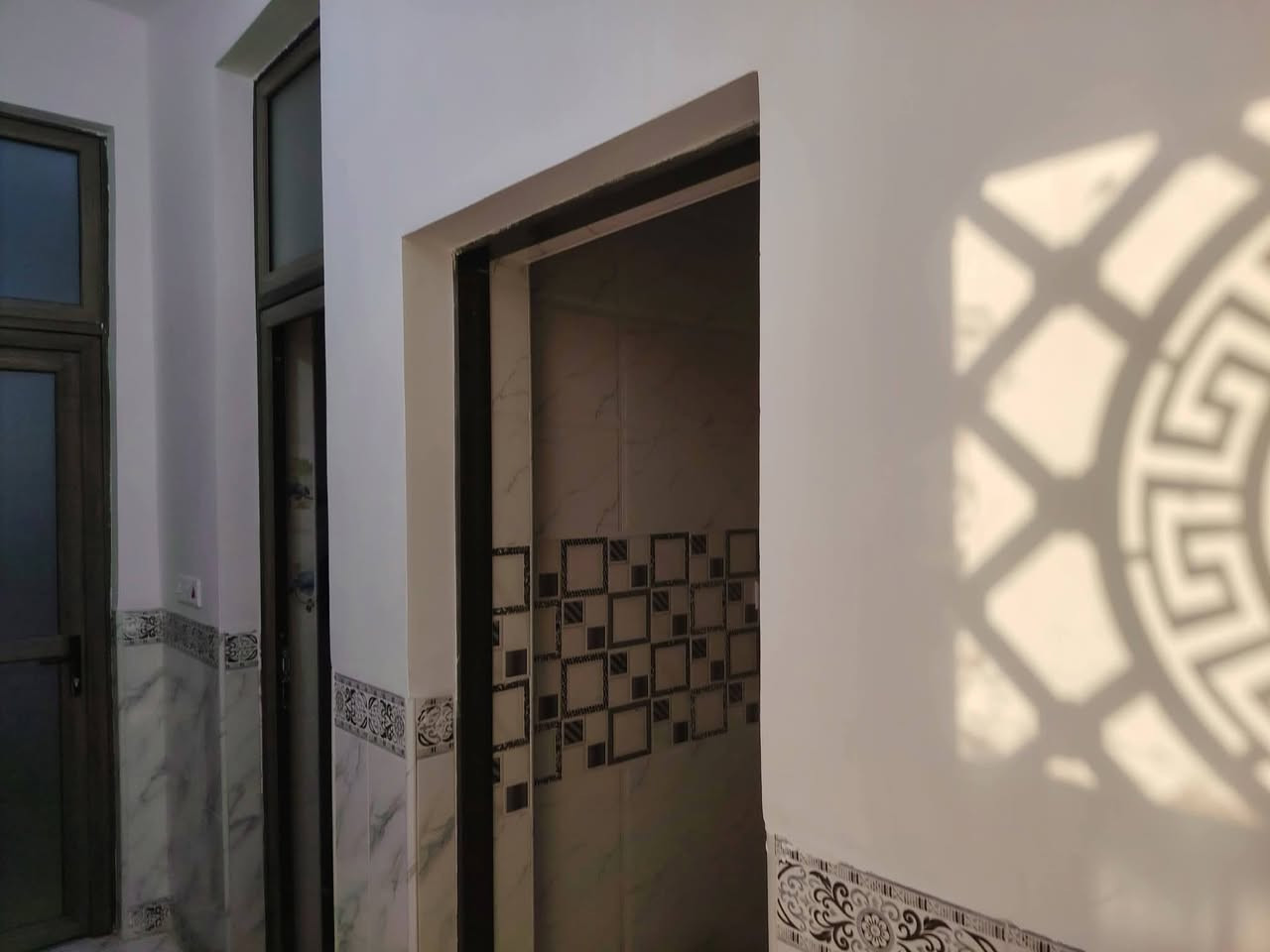 بيت البيع مساحة ميه متر طابقين غرفتين نوم وصاله وهول ومطبخ وصحيات داخلية سند ٢٥ طابو زراعي شارع تبليط البيت ركن على شارعين مقابيل دواجن حي الرحمن ***********
