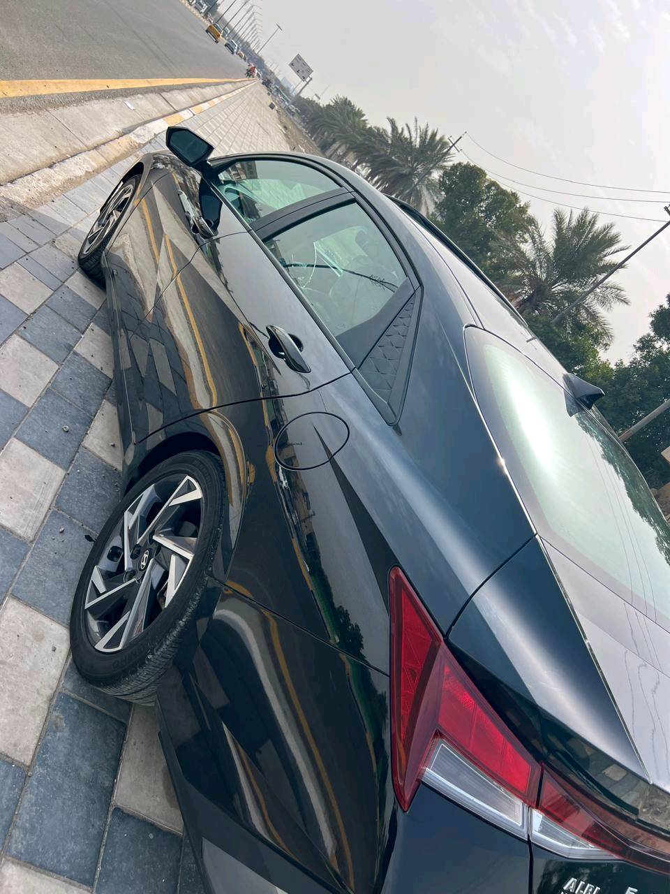 سيارة هيونداي إلنترا موديل حديث للبيع، باللون الأسود الأنيق. السيارة بحالة ممتازة من الداخل والخارج مع مقاعد مغطاة لحمايتها. مزودة بعدد من الميزات الحديثة والمريحة. التصميم الخارجي يعكس الفخامة والديناميكية، مما يجعلها خياراً مثالياً للاستخدام اليومي.