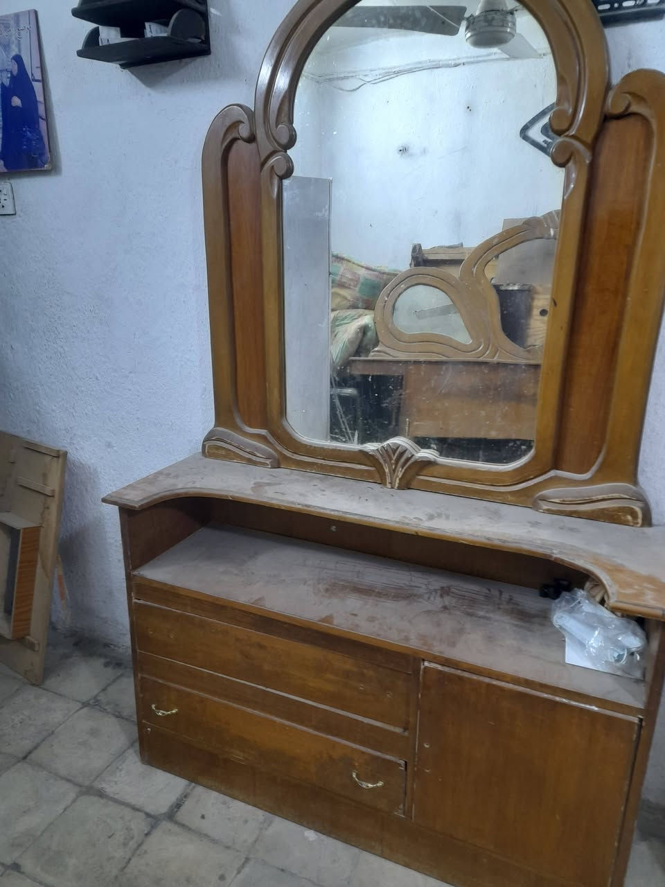 غرفة نوم مستعملة ستة أبواب وملحق السعر ٥٠٠ ألف الاتصال على ***********
