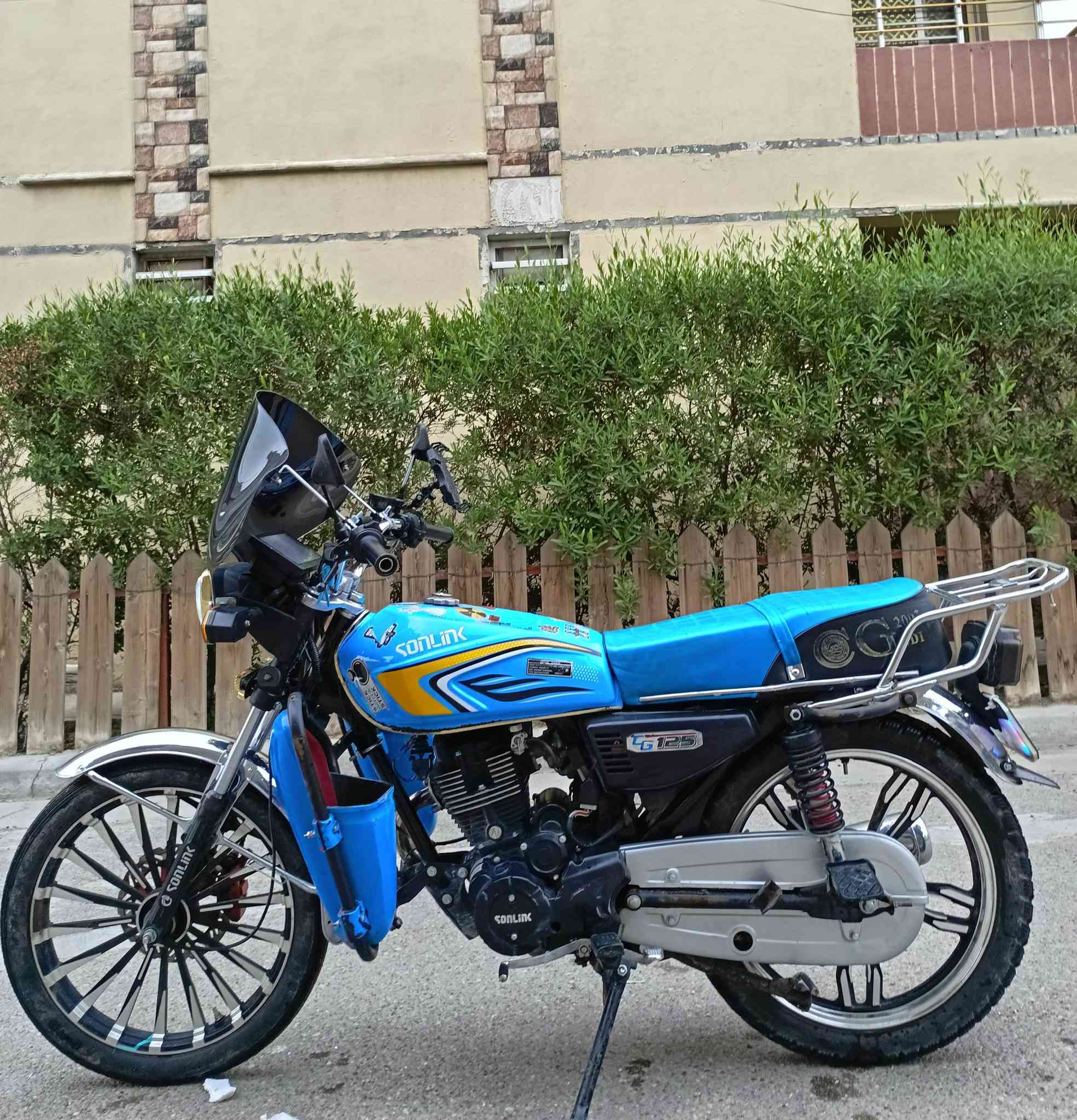 للبيع سونلنك 5 گير مديل 25 زيرو ماشية 10 الف اوراق اصولي سلف وهندر مكينة سودة 200cc بعدها بالچيس برغي مفاتح بيها صالنصة كاتم كهربائيات شلع شغال دشبول الكتروني وبي شاحن طسة ناعمة بريك امامي وخلفي اضافاتها حامل جهاز وغطاء مانع هواء ترايك مكفول سعرها 685  بدلت بيها ويل خلفي فقط مكاني بغداد البياع الشراي يتصل ***********
