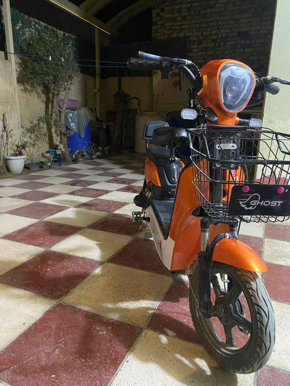 سلام عليكم دراجه شحن للبيع الدراجه امانت الله نضيفه كلش و احله من الصور 
1 استاند مبايل 
2 دبل اسويج و دبل بصمه 
3دبل امامي و دبل خلفي 
4اشاير يمنه يسره شغاله 
5 سرعه الدراجه الحقيقي 70
6 هورن قوي 
7 قفل  خلفي تاير الدراجه 
8 لد امامي و خلفي 
 9 شاحنه الدراجه وياهه 
10 ملف نحاس 
11 عدد البطاريات 4
12 الدراجه كلشي ما مبدل بيهه 
13 الدراجه ما صارلهه شهر من اشتريتهه 
مكان الدراجه حله شارع 80 حي العسكري 
سعر 290 و بيهه مجال حك الجيه 
رقم الهاتف ***********
