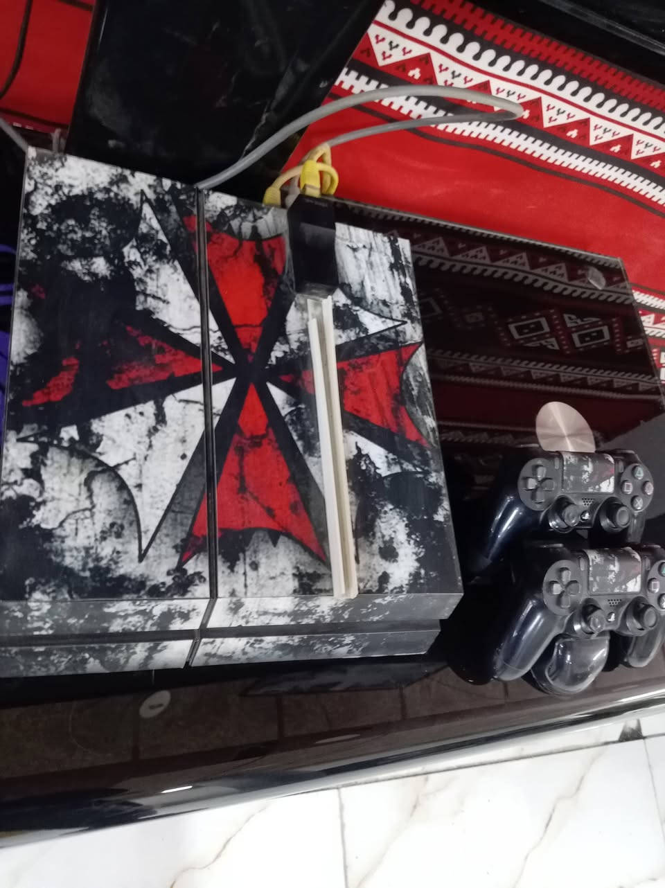 السلام عليكم اخوان عندي بلي فور للبيع  ابيع هوه والبلازمه *********** واتساب
