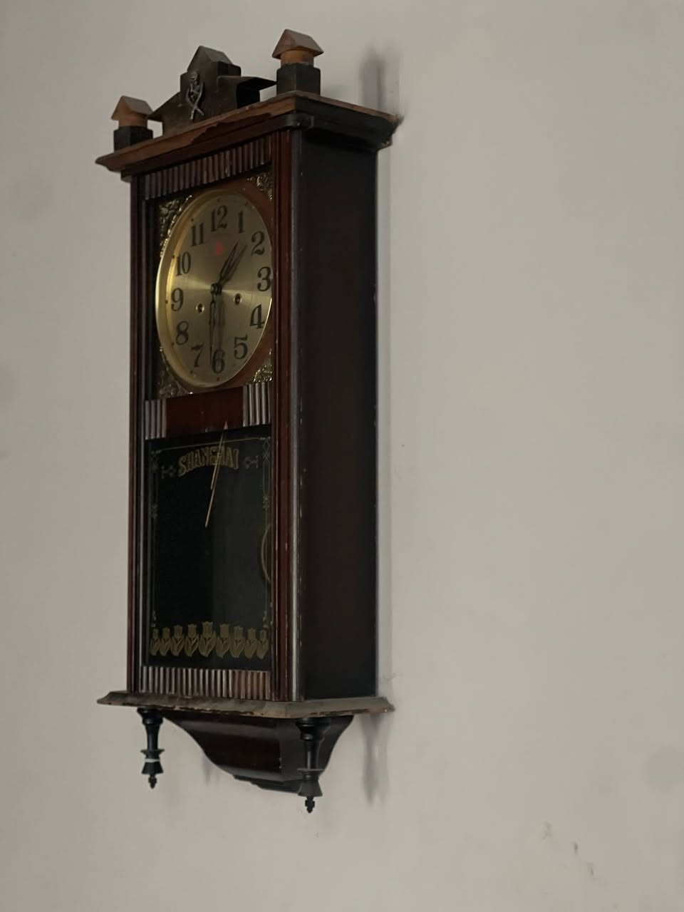 ساعة جدارية كبيرة الحجم من ماركة (555)، صناعة مدينة شنغهاي في الصين، تعود إلى حقبة الثمانينات من القرن الماضي.

تعمل الساعة بنظام (التكويك) لمدة تصل إلى 30 يومًا، وتتمتع بحالة ممتازة من حيث الأداء والمظهر، مما يجعلها قطعة مميزة لهواة المقتنيات الكلاسيكية.

للاستفسار أو الشراء يرجى التواصل عبر الماسنجر لمزيد من التفاصيل


**إذا كنت صاحب هذا الإعلان وتريد حذفه لأي سبب، رجاءا أرسل رسالة إلى الدعم الفني**