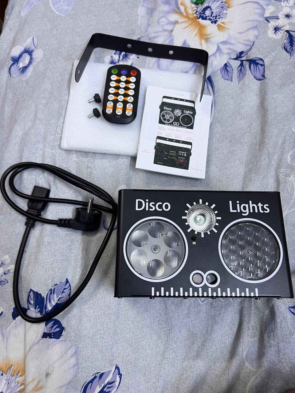 هذا جهاز إضاءة حفلات/ديسكو (Disco Lights) يُستخدم للغرف، الحفلات، المقاهي أو الدي جي.
🔧 المواصفات:
✨ عدة ألوان إضاءة (أحمر – أخضر – أزرق – أبيض)
💡 تأثيرات متحركة للديسكو والليزر
🎛️ ريموت كنترول للتحكم بالألوان والحركات
🎵 يعمل مع الصوت (يرقص مع الموسيقى)
⏱️ مؤقت وتشغيل أوتوماتيكي
🔌 يعمل على كهرباء مباشرة
🧱 قاعدة للتثبيت على الجدار أو السقف


**إذا كنت صاحب هذا الإعلان وتريد حذفه لأي سبب، رجاءا أرسل رسالة إلى الدعم الفني**