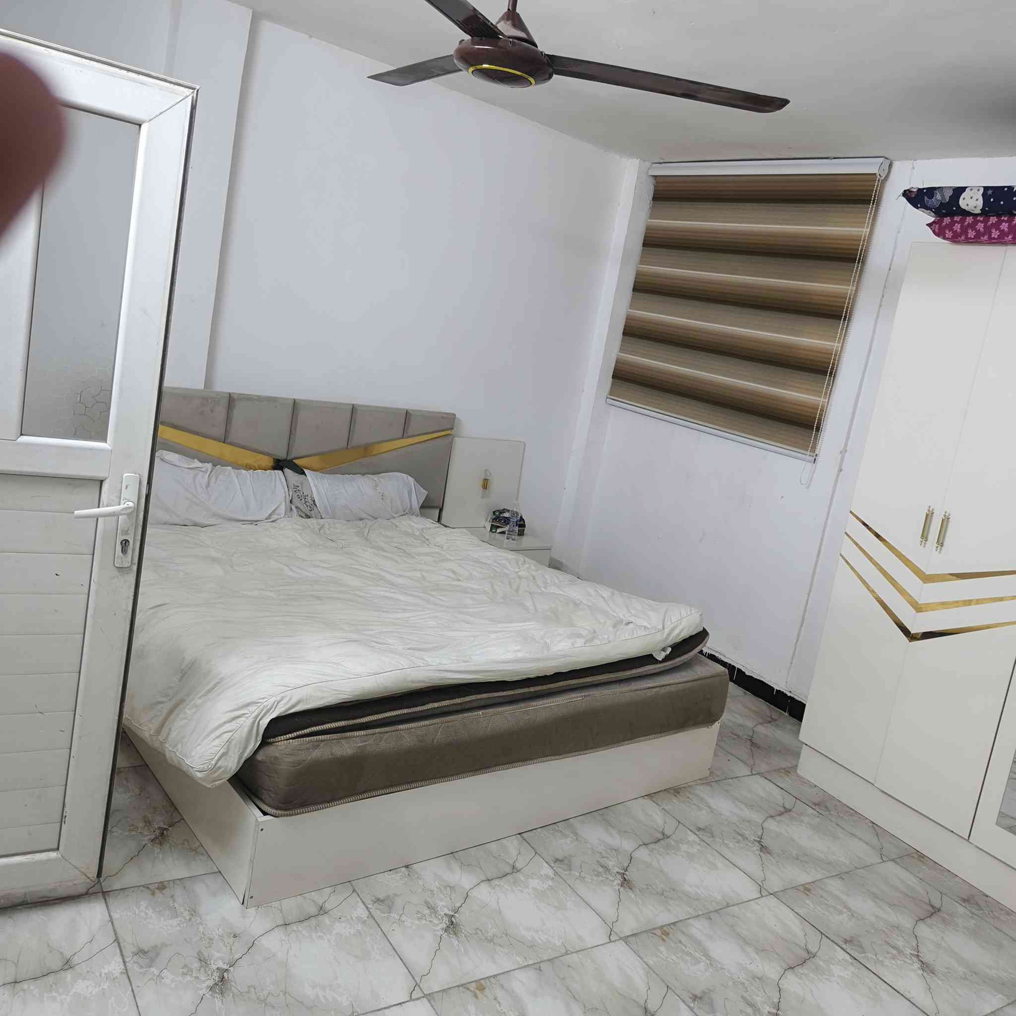 سلام عليكم شقه عدد غرفه وحده + وخدماته اموضح كلشي بلصور شقه بيه كيزر بيه خط مولد شقه كامله بس تجي بس تكعد + دوره شارع 60 سعره 400 +هاد رقمي ***********
