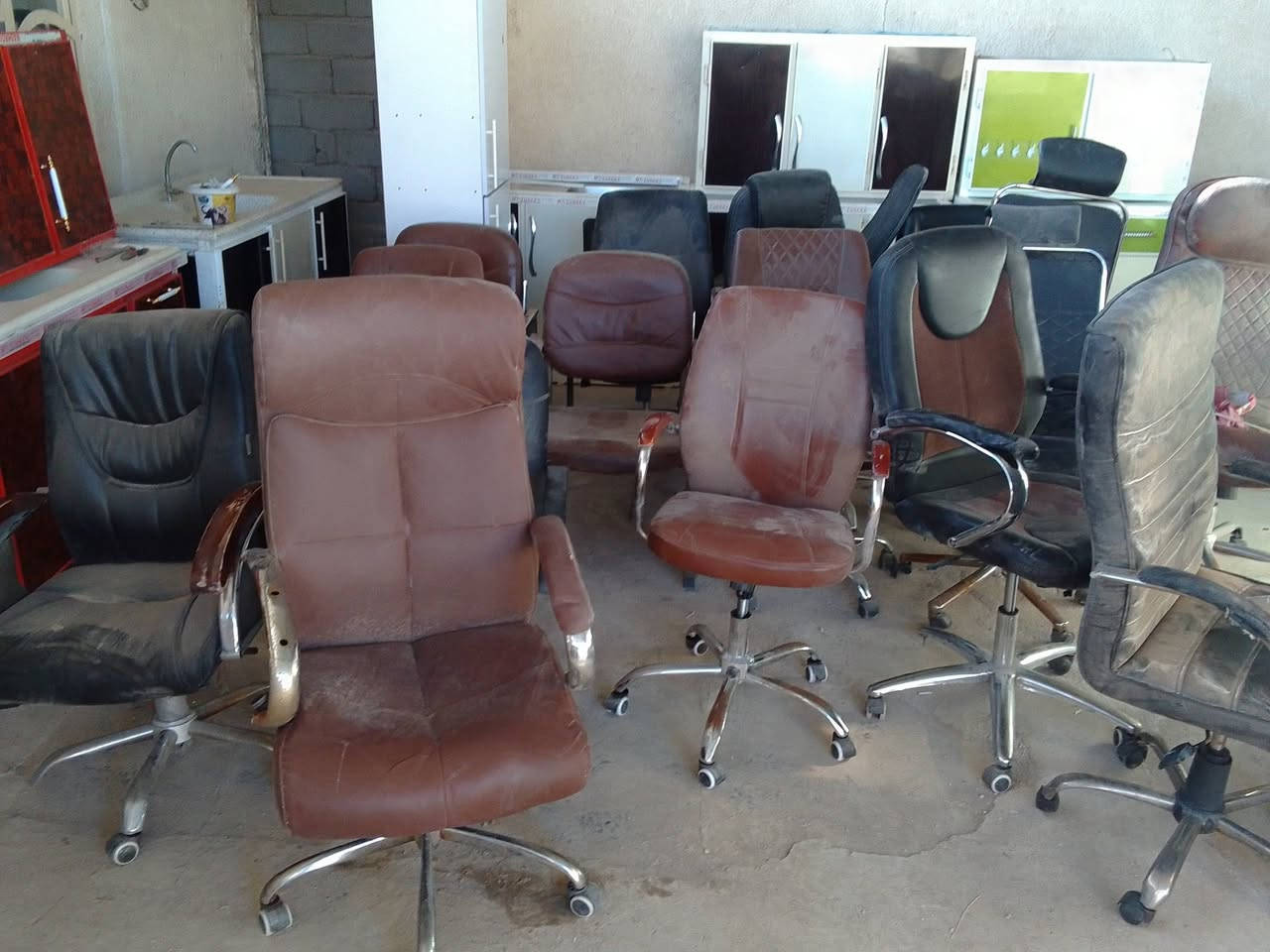 كراسي وتخم جلد ومصطبات للبيع الشراي يتفضل خاص مكاني بغداد حي اور مقابل جامع الفردوس  رقم الهاتف بي واتساب اي ستفسار خاص ***********
