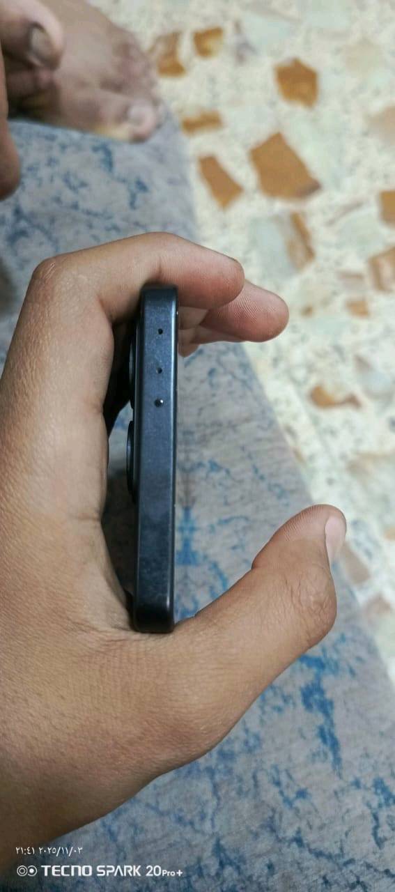 مواصفات شاومي 14T
 الوان الجهاز: الأسود Jett black 

 أبعاد الهاتف الطول: 160.5 ملم – العرض: 75.1 ملم – السُمك: 7.8 أو 8.0 ملم والوزن 193 أو 195 غرام على حسب اللون والخامات.

 خامات تصنيع الهاتف: الإطار الجانبي من الألومنيوم وابظهر جلد صناعي

 الجهاز يأتي مقاوم للماء والغبار بمعيار IP68، مقاومة الماء تصل الى عمق مترين ولمدة 30 دقيقة تحت الماء.

 الهاتف مزود شريحتي SIM من نوع Nano SIM، بالإضافة إلى دعم الشريحة الإلكترونية eSIM.

 يدعم شبكات إتصالات الجيل الثاني 2G والجيل الثالث 3G والجيل الرابع 4G والجيل الخامس 5G.

 الهاتف يأتي بشاشة من نوع AMOLED بحجم 6.67 بوصة وبدقة 1220×2712 بكسل +1.5K وبكثافة بيكسلات 446 بكسل في إنش. الشاشة محمية بطبقة زجاج غوريلا جلاس 5 وتدعم معدل التحديث 144 هرتز ودرجة سطوع تصل حتى 4000 شمعة، بالإضافة إلى دعم عمق ألوان يصل إلى 12 بت، ملما يتيح عرض 68 مليار لون.

 هاتف شاومي 14T يأتي بمعالج من ميدياتيك Dimensity 8300 Ultra ثماني النواة بتردد 3.35 و 3.20 و 2.20 جيجاهرتز مع معالج رسومات Mali G615-MC6، المعالج مصنوع بدقة 4 نانوميتر.. 120فريم

 يأتي بذاكرة تخزين داخلية 512 جيجابايت من نوع UFS 4.0 وذاكرة الوصول العشوائي الرام 12 أو 16 جيجابايت  ، الجهاز لا يدعم إمكانية زيادة مساحة التخزين الخارجي عبر بطاقة الميموري كارد MicroSD.

 نظام تشغيل الهاتف أندرويد 14 مع واجهة المستخدم HyperOS 1.0 التي تدعم بعض ميزات الذكاء الاصطناعي.

 الهاتف يأتي مزود بثلاث كاميرات خلفية بالتعاون مع شركة لايكا. الكاميرا الرئيسية بدقة 50 ميجابكسل وبفتحة عدسة F/1.7، وتدعم تقنية التثبيت البصري OIS. الكاميرا الثانية بدقة 50 ميجابكسل أيضًا، مخصصة للتقريب البصري وتدعم التركيز التلقائي. أما الكاميرا الثالثة فهي بدقة 12 ميجابكسل مخصصة لتصوير بزاوية واسعة. الكاميرات تدعم تصوير الفيديو بدقة 4K بمعدل 30/60 إطارًا في الثانية، وبدقة FHD بمعدل 30/60 إطارًا، مع دعم تصوير الفيديو بتقنية +HDR10 وبصيغة 10 بت Log.

 الكاميرا الأمامية بدقة 32 ميجابكسل بفتحة عدسة F/2.0 تدعم تصوير الفيديو بدقة 4K بمعدل 30 إطارًا، وبدقة FHD بمعدل 30/60 إطارًا، مع دعم تصوير الفيديو بتقنية +HDR10.

 البطارية بسعة 5000 مللي أمبير تدعم الشحن السريع بقدرة 67 واط.
شحن من 0 الى 100 ب 40دقيقه
 الهاتف مزود بسماعتين تعملان بنظام ستيريو، وتدعمان تقنية صوت عالي الدقة Hi-Res و Dolby Atmos، 

 يدعم شبكات الواي فاي إصدار 6E جيجاهرتز بالترددات a/b/g/n/ac/ax ويدعم خاصية Dual-band وWi-Fi Direct ونقطة الاتصال Hotspot.

 البلوتوث متوفر بإصدار 5.4 مع دعم خاصية LE و A2DP و LHDC.

 هاتف شاومي 14T يأتي مزود بمنفذ USB من نوع Type-C مع دعم خاصية OTG.

 يدعم نظام تحديد المواقع العالمي GPS مع دعم أنظمة تحديد المواقع الأخرى GLONASS وGALILEO وBeiDou وNavIC.

 الجهاز يدعم تقنية الاتصال قريب المدى NFC وخاصية IR blaster للتحكم في الأجهزة المنزلية بواسطة الأشعة تحت الحمراء الانفراريد.

 يأتي الجهاز مزود بمستشعرات الجيروسكوب والتسارع والبوصلة ومستشعر المكالمات التقارب.

 مزود بمستشعر بصمة الأصابع يأتي مدمج في الشاشة، ويدعم خاصية فتح القفل عبر تقنية التعرف على الوجه (Face Unlock