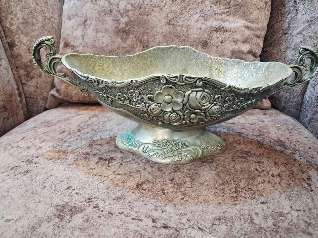 مضيفة إيطالية تحفة قديمة ✨
قطعة فاخرة بحجم كبير بزخرفات نفر ورسومات ورود بطابع أوروبي كلاسيكي أنيق 🌸
قطعة مميزة للديكور أو الضيافة وتلفت النظر في أي مكان.

🔥 بسعر حرق: 9 دنانير فقط

متوفر خدمة توصيل لباب البيت 🚚
للحجز أو الاستفسار الرجاء التواصل خاص.


**إذا كنت صاحب هذا الإعلان وتريد حذفه لأي سبب، رجاءا أرسل رسالة إلى الدعم الفني**