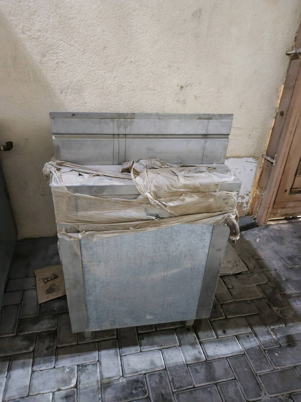 بيع عدد من المعدات القديمة المستعملة لمطبخ مطعم، تشمل مواقد وطباخات وأدوات من الفولاذ المقاوم للصدأ من ماركة زانوسي. جاءت المعدات بحالة جيدة، لكنها تحتاج لبعض التنظيف والصيانة البسيطة. مثالية لمن يبحث عن تجهيزات مطبخ احترافية بسعر مناسب. للبيع في منطقة العراق.