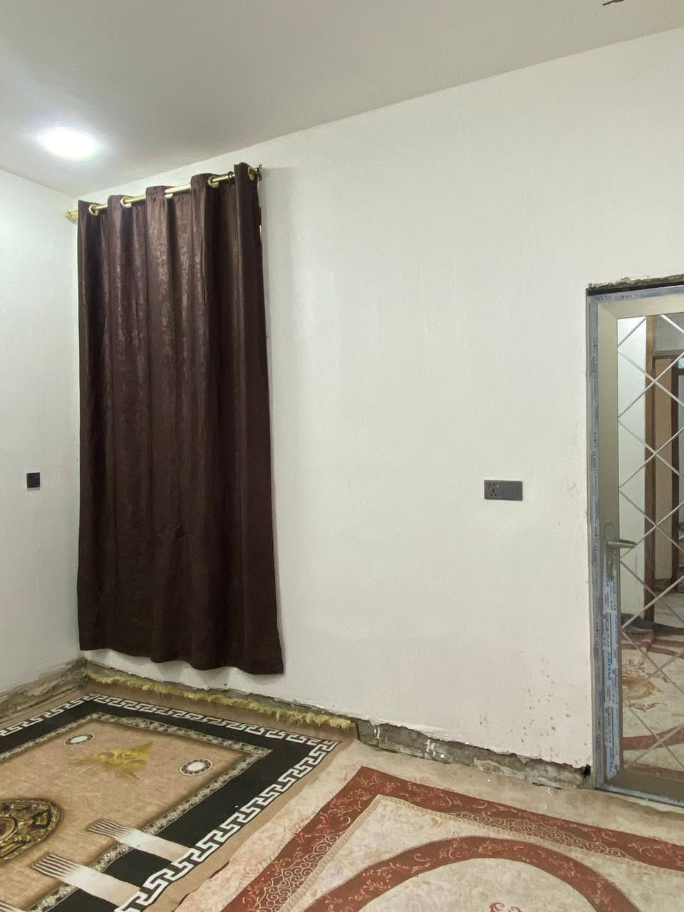 دار ٥٠ متر زراعي ثلاث طوابق للبيع
صالة ومطبخ وحمام ومنور بالطابق الأرضي 
غرفتين نوم وحمام بالطابق الاول 
غرفة نوم بالطابق الثاني 
بيتون وسطح
في منطقة حي تونس آفاق عربية 
خلف البرج 
نقص كاشي ومحجر درج 
يسلم كامل مفتاح 
للاستفسار الاتصال على الرقم *********** 
او مراجعة مكتبنا مقابل مدرسة فهمي سعيد
