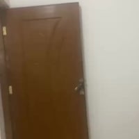 الضباط • طابق ثاني • درج معزول