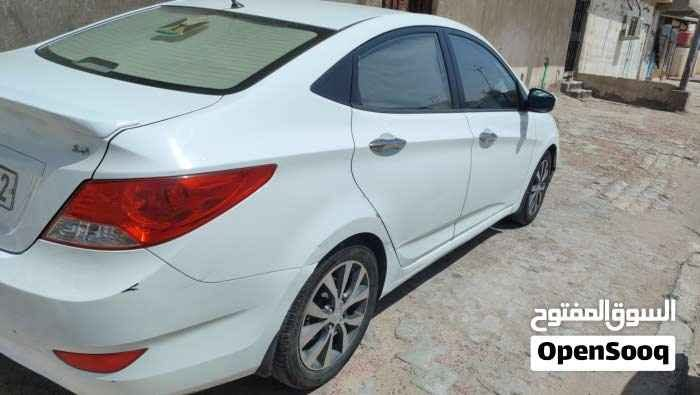 للبيع هيونداي اكسنت 2015 خليجي كفالة مرغوب
 بصرة
 الموديل: 2015
 اللون: أبيض
 المحرك: 1600cc جديد مرغوب
 القير: مكفول مرغوب
 التبريد: شغال ثلج ومكفول

 السيارة نظيفة جداً ومعتنى بيها عناية خاصة واستخدام شخصي (بيت-دوام)

المواصفات:
فتحة سقف بانوراما
شاشة اندرويد لمس
كاميرا خلفية
تضليل بردات
منظومة لايتات زنون  قوية
داخلية جلد درجة أولى
تخم تايرات جديد 4 عدد إصدار 2026
سبير تاير جديد
دهن وكالة أصلي + ماي راديتر أصلي
 السنوية باسمي + رقم جديد انكليزي (بصرة)
 التحويل شرط ثاني يوم 
السيارة خير من الله ما ناقصها اي شي 

 السعر 105
 للتواصل:  *********** البصرة, العراق
