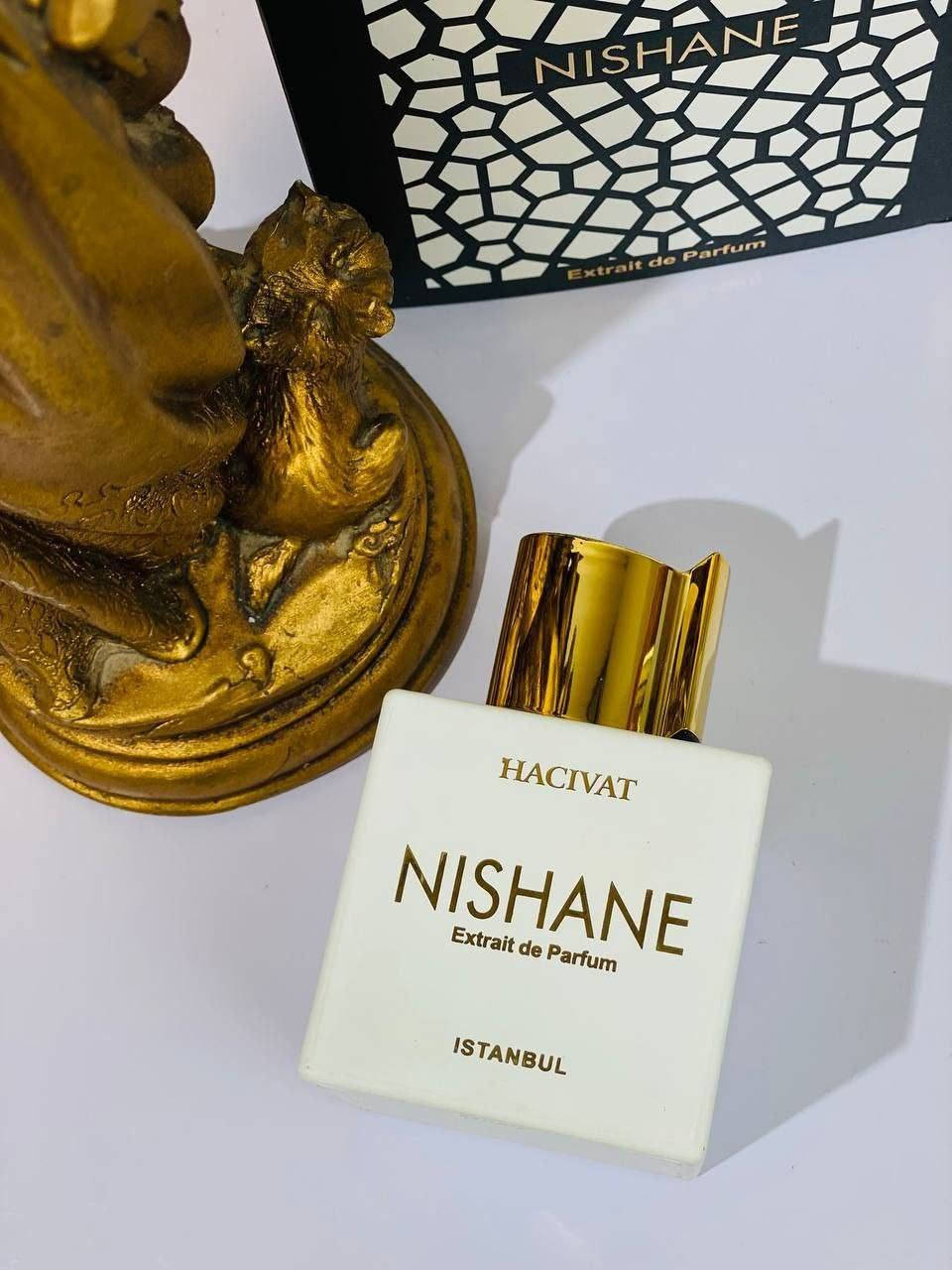 ⚜️NISHANE _ HACIVAT 🇹🇷
عطر نيشاني هاتشيفات من دار ( نيشان ) التركية المميزة اكسترا دي بارفام ⚜️

⚜️اجعل كل لحظة مميزة مع عطر نيشاني الفاخر بأداء جباااار. انغمس في روعة الأناقة والتميز مع رائحة تدوم طويلاً، وتعكس شخصيتك القوية والجذابة 
من أجمل افتتاحيات العطور في عالم
إفتتاحية العطر العسل, الزعفران, ثمار التين, البنفسج و المريمية; قلب العطر الورد, أوسمانثوس , جوزه الطيب, الياسمين و إبره الراعي; قاعدة العطر تتكون من العود, الويسكي, الفانيليا, الجلود, العنبر, بلسم غرجان, القرفة و خشب الأرز.

⚜️ مميزات العطر:
⚜️- تركيبة راقية: مزيج متناغم من النوتات العطرية الفاخرة التي تضيف عمقًا وتميزًا لرائحتك.
⚜️- ثبات لا يُضاهى: يبقى معك طوال اليوم ليمنحك شعورًا دائمًا بالثقة والجاذبية.
⚜️- تصميم فاخر: زجاجة أنيقة تعكس الفخامة والرقي، مثالية لتزيين مجموعة عطورك.
⚜️-مناسب للجنسين نساء ورجال 
تميز بأناقتك وأسلوبك الخاص مع عطر نيشاني. جاذبية لا تقاوم وثقة لا تهتز!
#الاصلي المنشأ تركيا 🇹🇷💯


**إذا كنت صاحب هذا الإعلان وتريد حذفه لأي سبب، رجاءا أرسل رسالة إلى الدعم الفني**