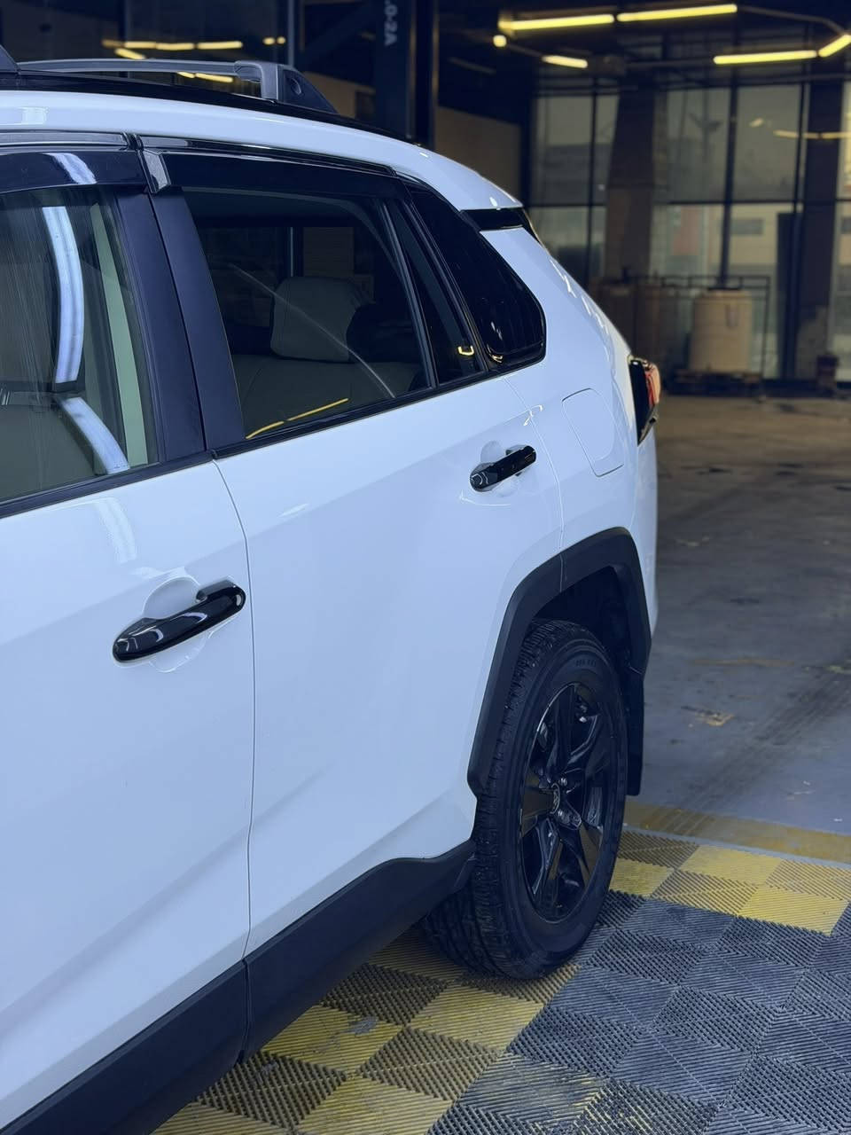 السلام عليكم راف فور 2023 LE
محرك 2500 هايبرد مواصفات الLE معروفه 

السياره ماشيه ٤٧ الف كيلو 

ضرر السياره بنيد مبدل نفس اللون و شويه صبغ بالجامرلغ سياره جدا نظيفه و حلوه رقم بغداد بأسمي 

عنواني ديالى بعقوبة تفاصيل اكثر علخاص 
***********
