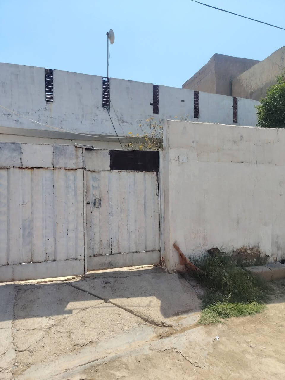دار للبيع المساحه 200
البيت قديم بس نضيف 
بي غرفه فوك وغرفه جوا 
هول استقبال 
مطبخ البيت كله كاشي نضيف 
المكان كاطون الرازي قرب مدرسه الشام 
السعر 95 
***********
