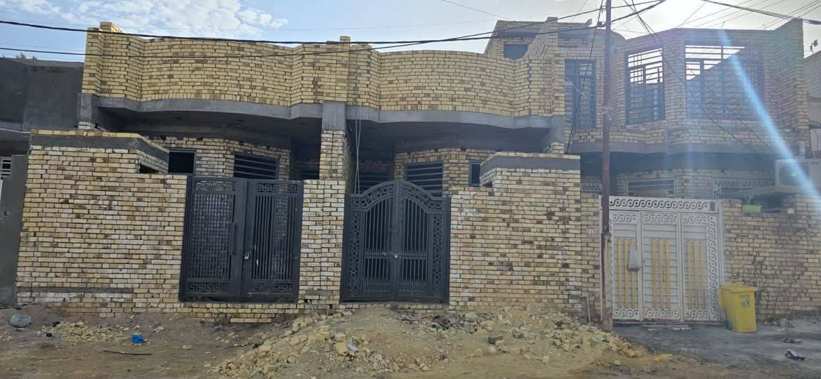 دور للبيع في منطقة حجي عبد الثانيه مساحة كل بيت ١١٥متر طابق واحد بناء فول فول مواصفات يسلم البيت خلال اشهر واحد بظهر جسر الزهور للاستفسار اتصل على الرقم ***********
