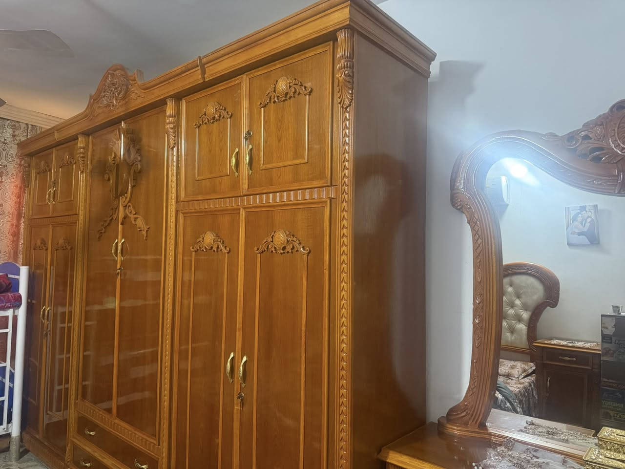 غرفة نوم مستعمله شي قليل تسكام كاملة كافت ملحقاتحهه العنوان حي اور السعر مليون ونص وبيهه مجال رقم الهاتف ***********
