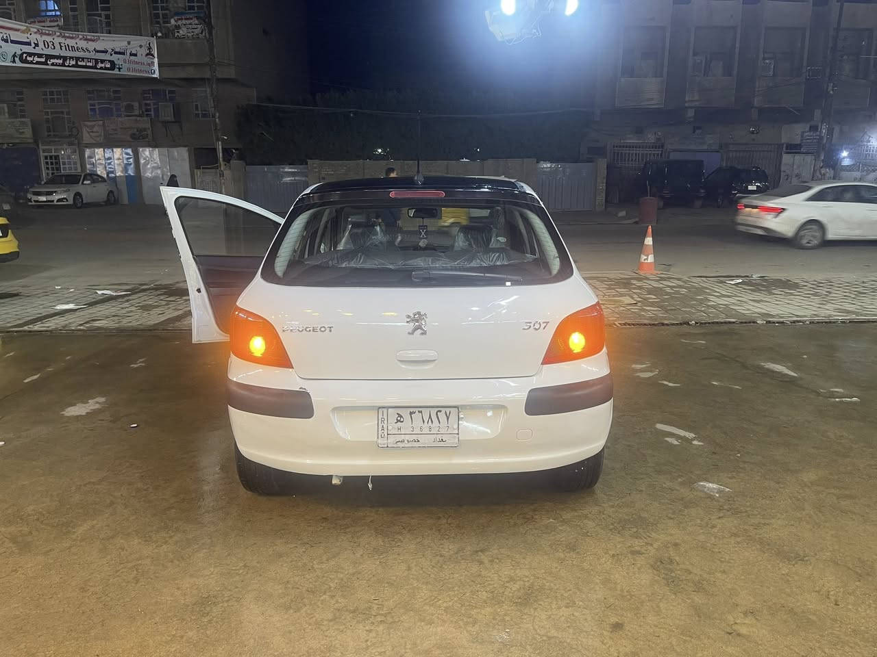 السلام عليكم بيجو 306 رقم بغداد تحويل ثاني يوم السياره مكفوله بستثنا بابين صبغ اثار جراد مكينه كير تبريد تخم تاير صار 3 يام من شديته صدر جديد السياره جاهزه وخير من الله 
السعر 55 ورقه وبيها مجال بسيط بكاني بغداد مقابل الرستميه 
الاتصال ***********
