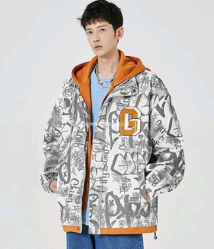 هذا جاكيت شتوي شبابي، أنيق ومريح بألوان متداخلة ما بين الأبيض والبرتقال، يتميز بنمط جرافيتي عصري وشعار حرف "G" على الجهة الأمامية. الجاكيت مبطن من الداخل ببطانة دافئة ومجهز بسحاب أمامي لسهولة اللبس والخلع. مثالي للاستخدام اليومي ولإطلالات كاجوال متميزة.