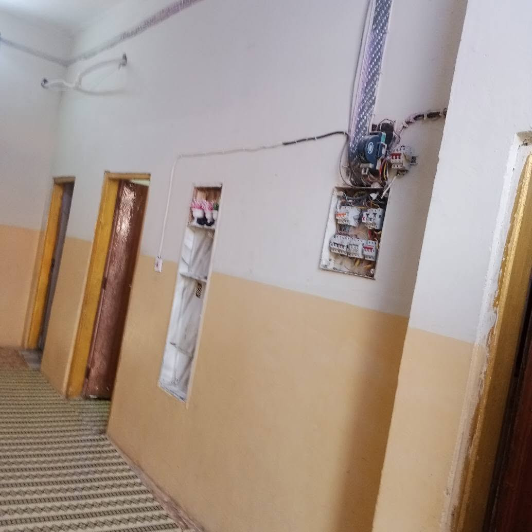 بيت طابو صرف مساحه ١٥٠ بيه ثلاث غرف مع ديوانيه ومطبخ وغرفه فوق عالي عن شارع بناء جديد الحيانيه شارع التاميم شارع العام مقابيل محطه مجاري التاميم هاتف *********** البصرة, العراق
